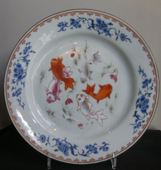 Plate of the Famille rose decorated with 5 fish in the seabed | MasterArt